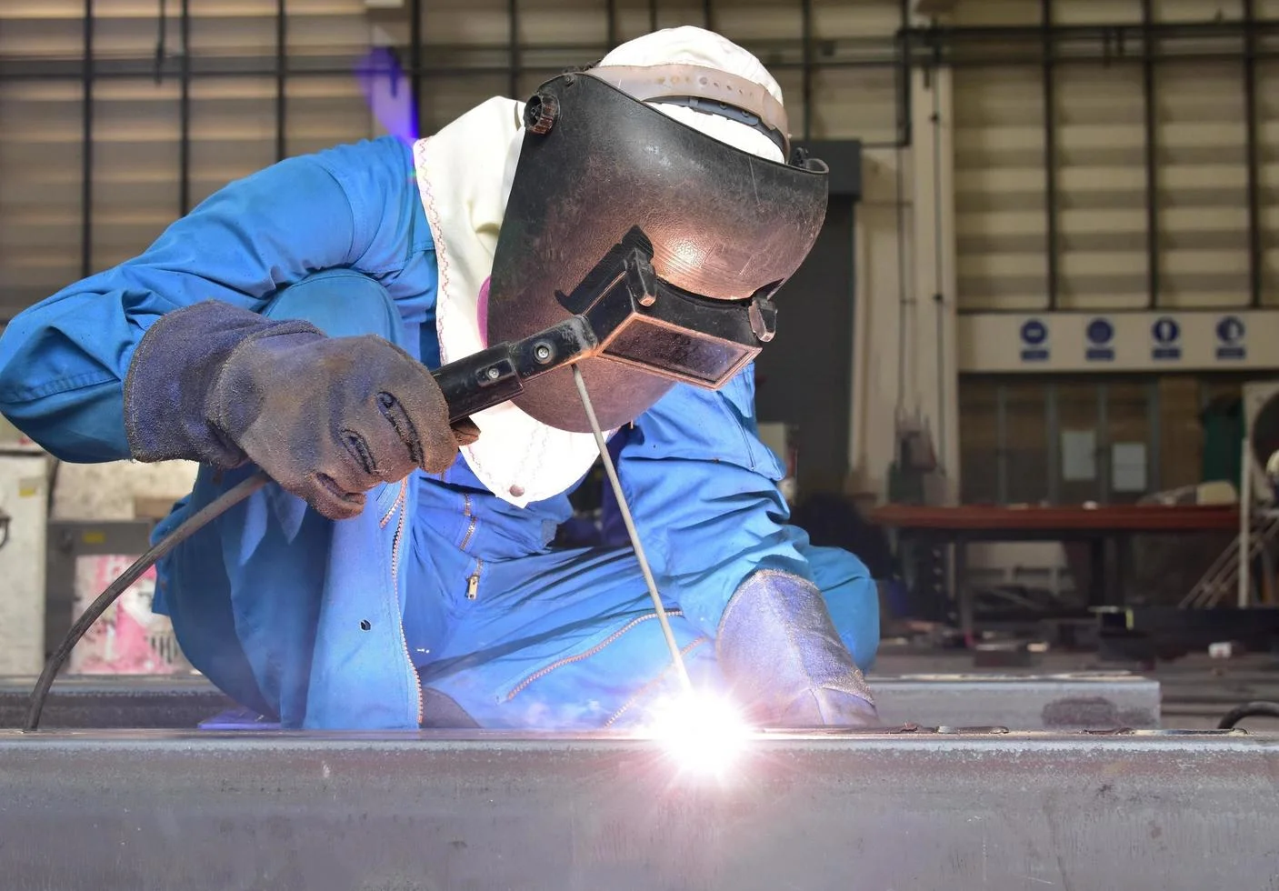Soudage industriel avec étincelles en atelier